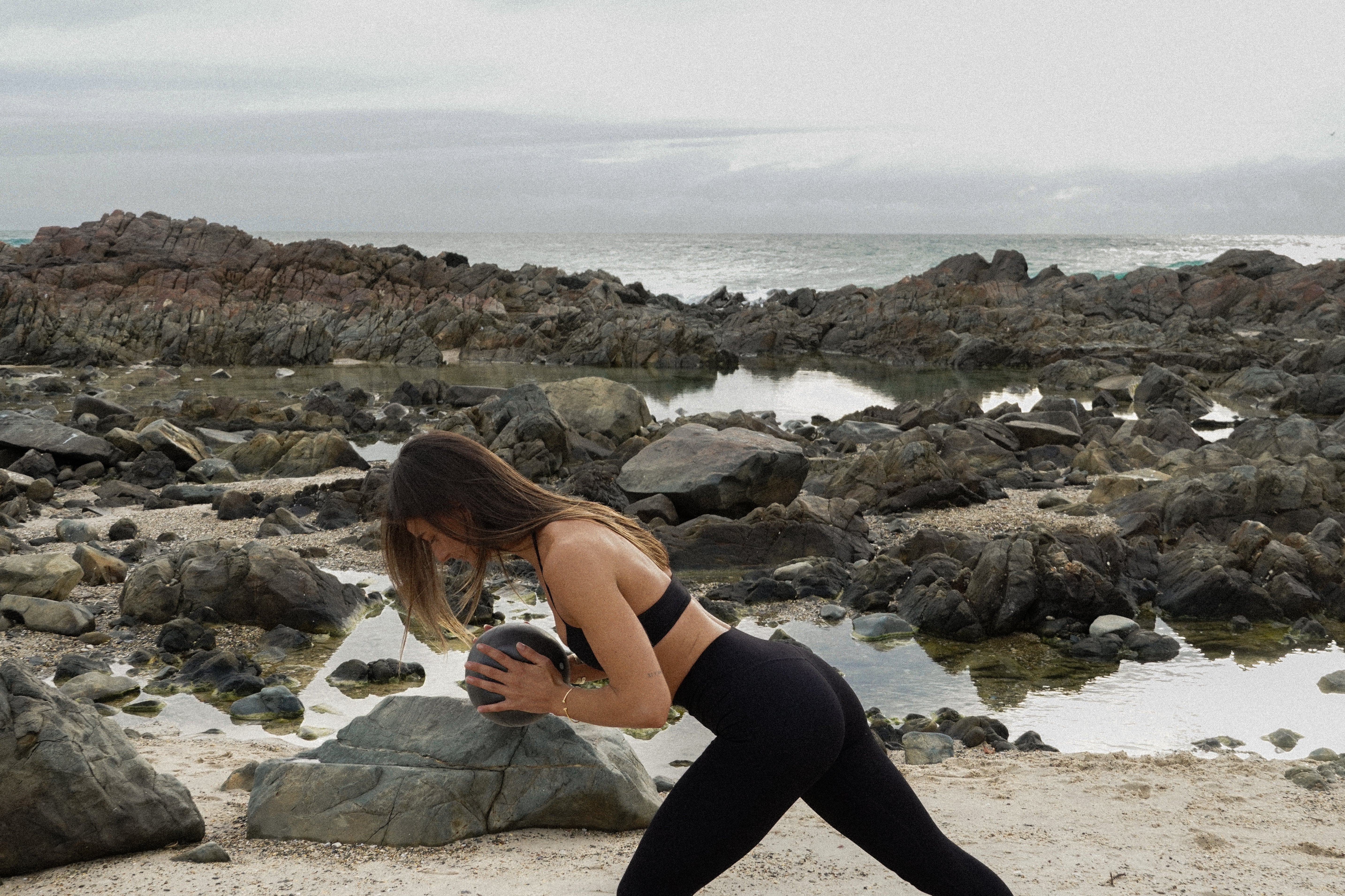 25 MIN GLUTES AND ABS WITH RENIA KORVIN (KOR STUDIOS)